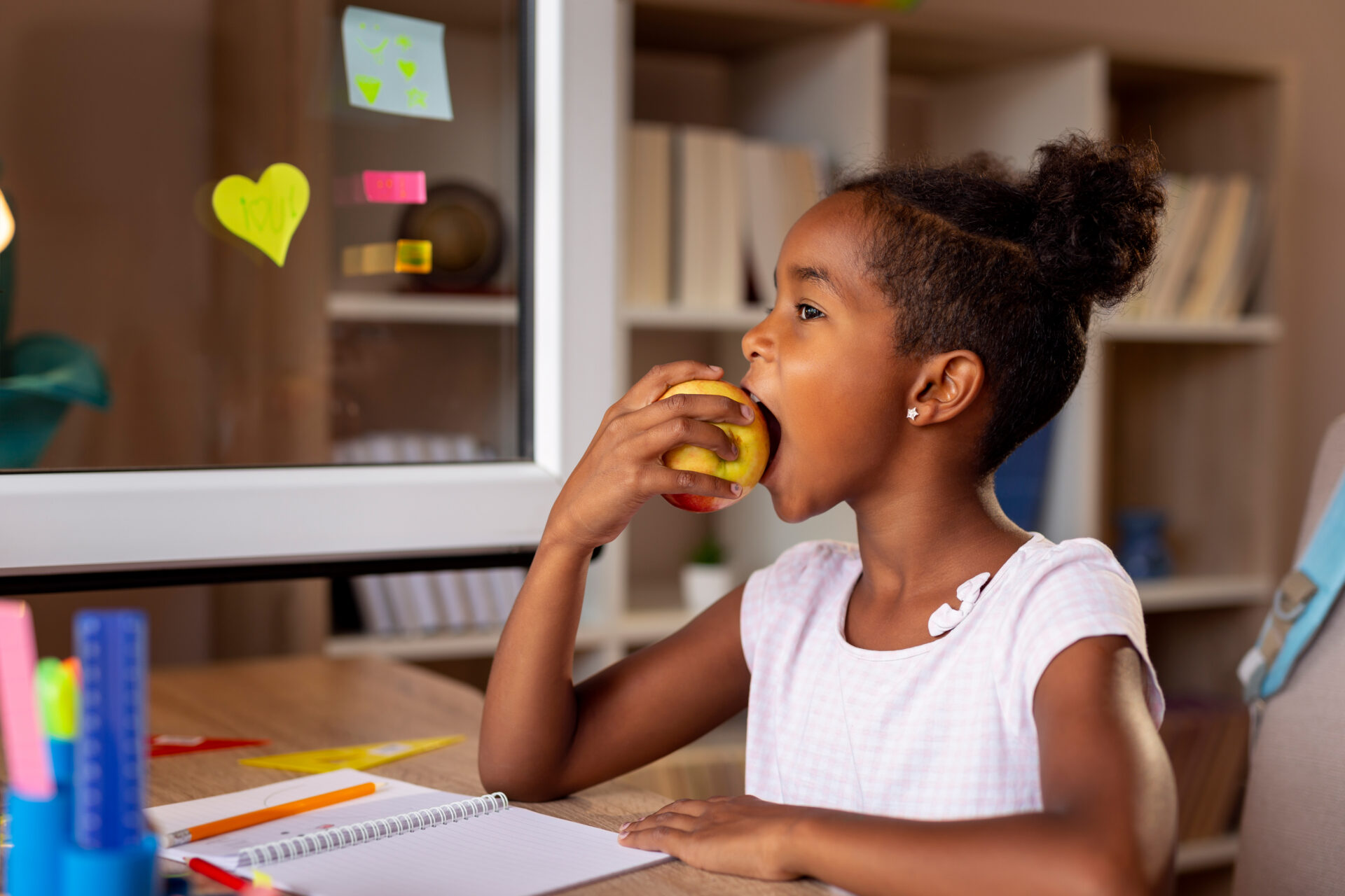girl eating an apple 2022 07 04 19 49 13 utc