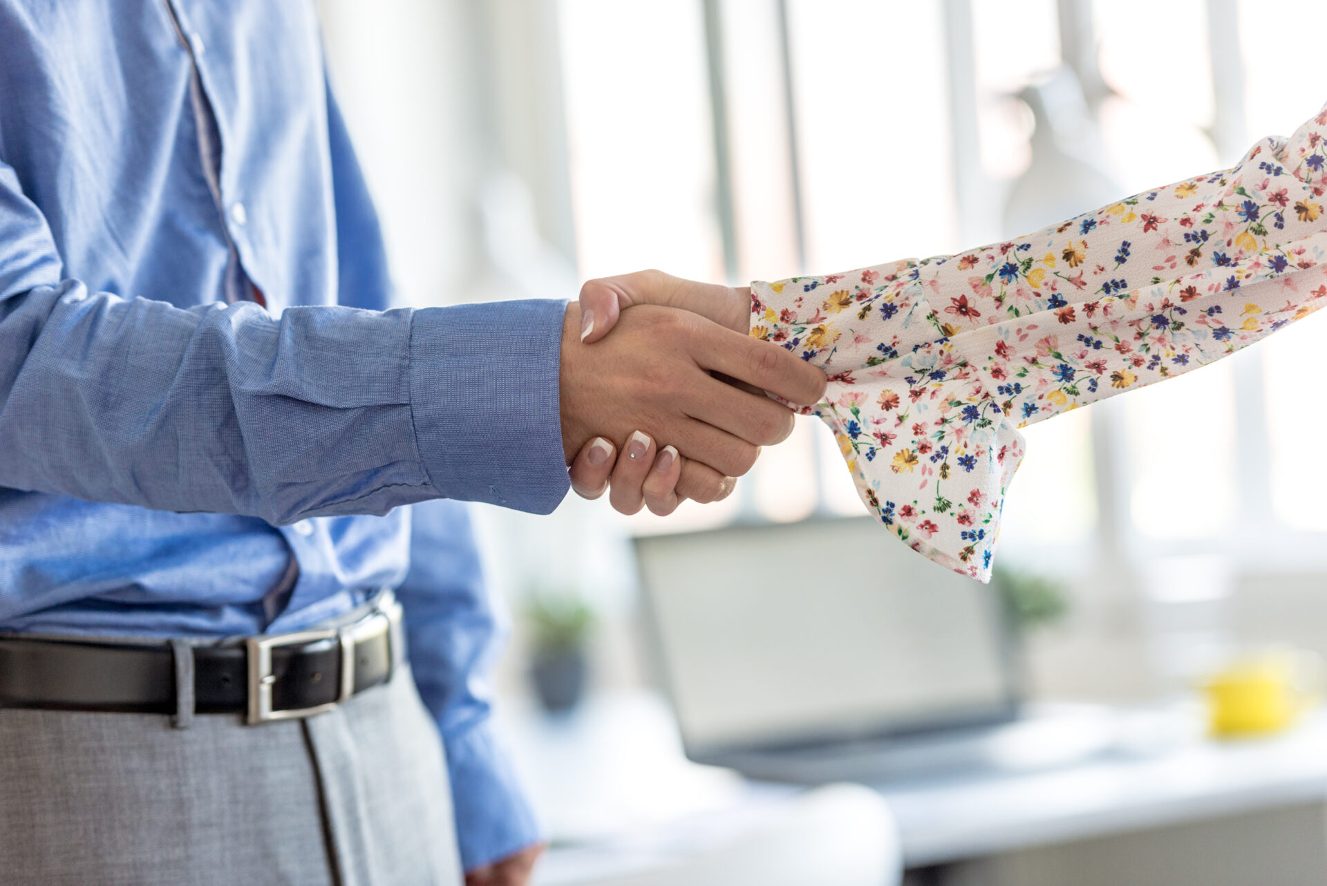 businessman and woman handshake 2022 05 04 22 42 02 utc