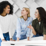 hermosas mujeres adultas trabajando juntas