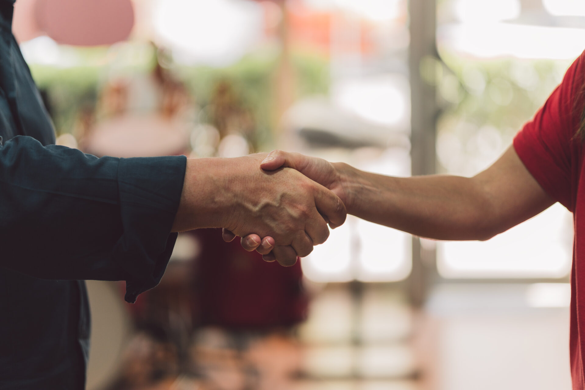 man and woman shaking hands 2022 05 03 23 08 20 utc