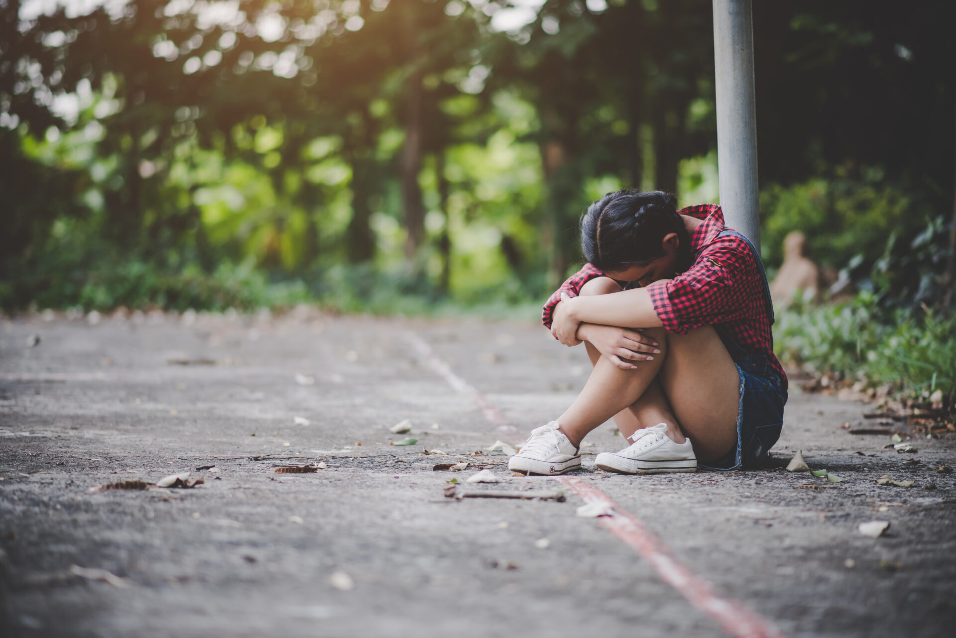 muchacha triste sentada parque