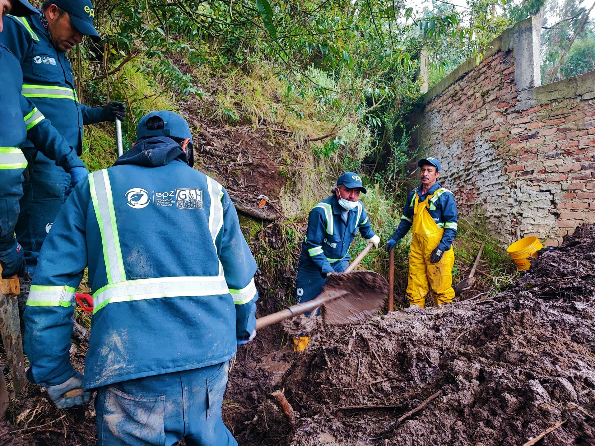 Deslizamiento de tierra en Zipaquira en el sector de Bolivar 83 causa danos en tuberia de agua potable1