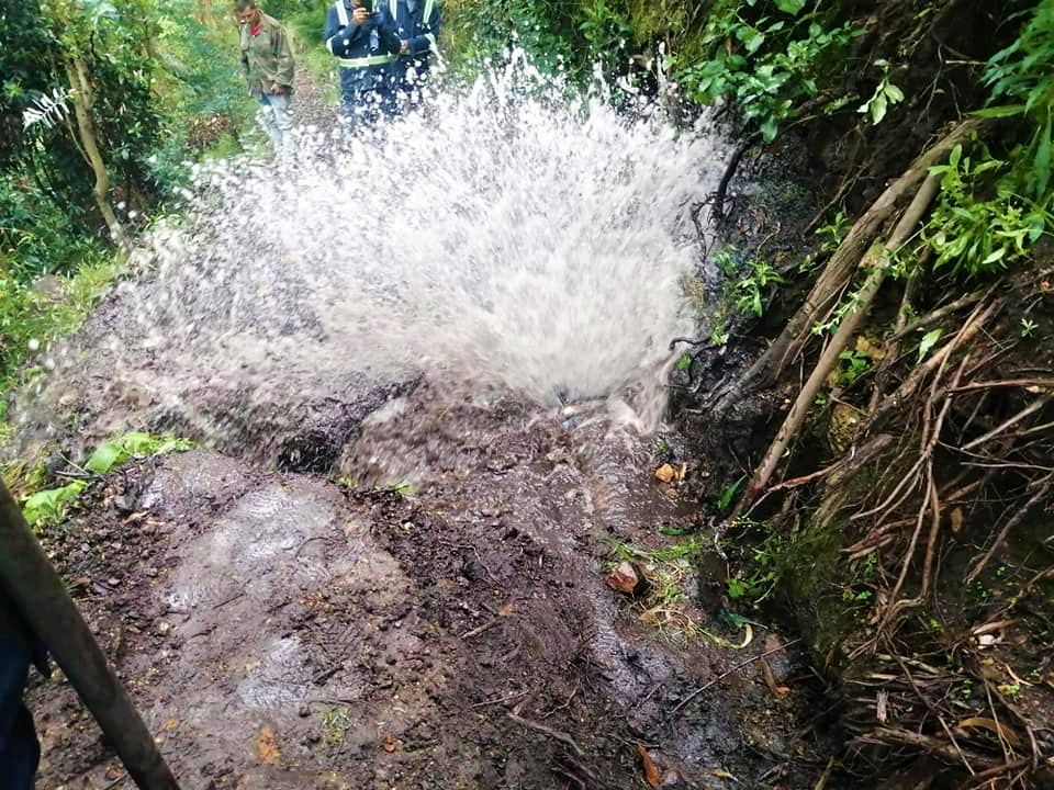 Deslizamiento de tierra en Zipaquira en el sector de Bolivar 83 causa danos en tuberia de agua potable2