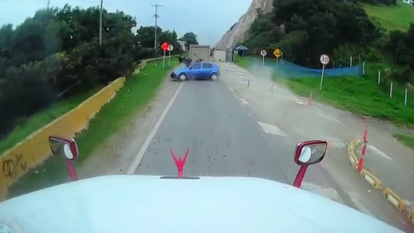 Grave accidente de transito en la via Ubate Zipaquira deja gravemente heridos padre e hijo 2