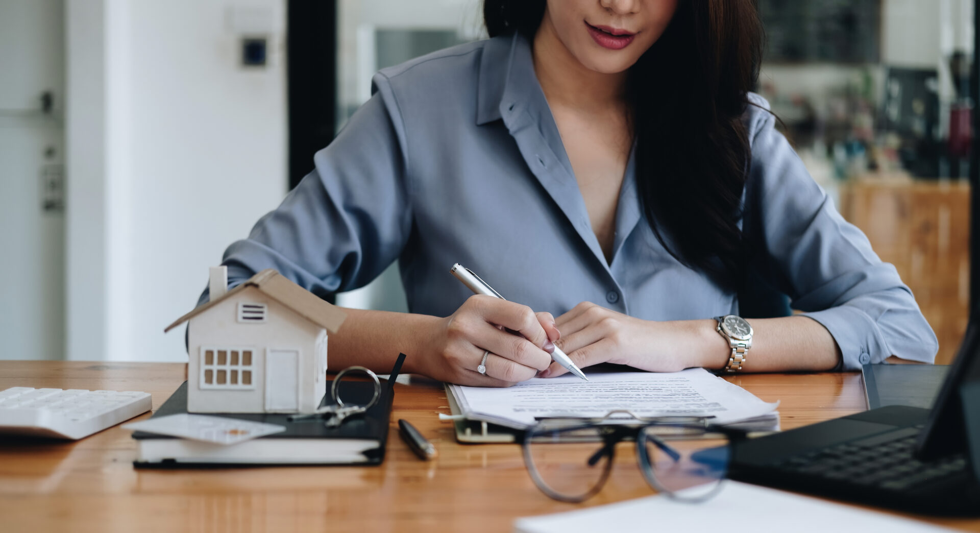 hands of businesswoman signing leasing home docume 2022 08 24 15