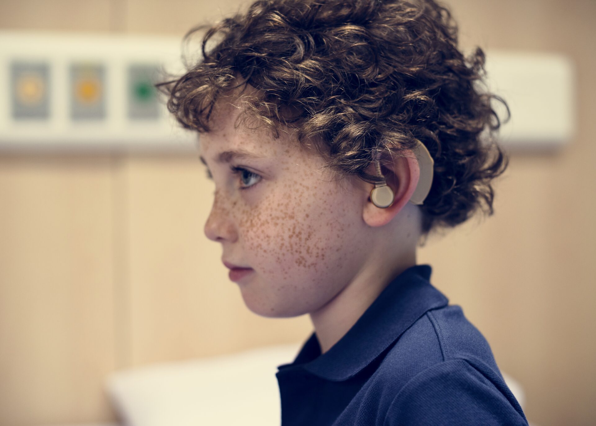 young boy with hearing aid 2022 12 16 00 34 34 utc