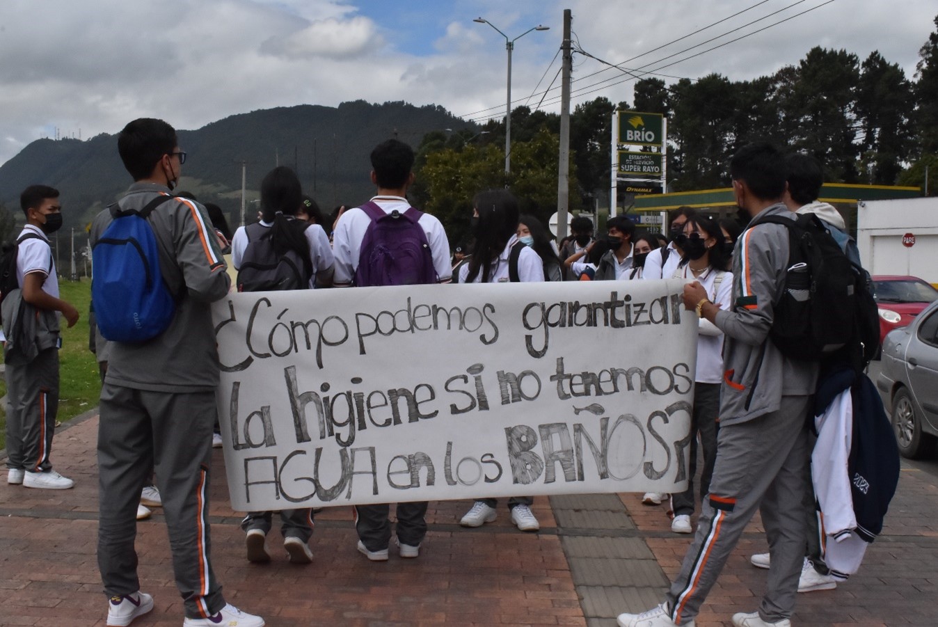 Por falta de agua estudiantes de Zipaquira bloquearon las principales vias del municipio 1