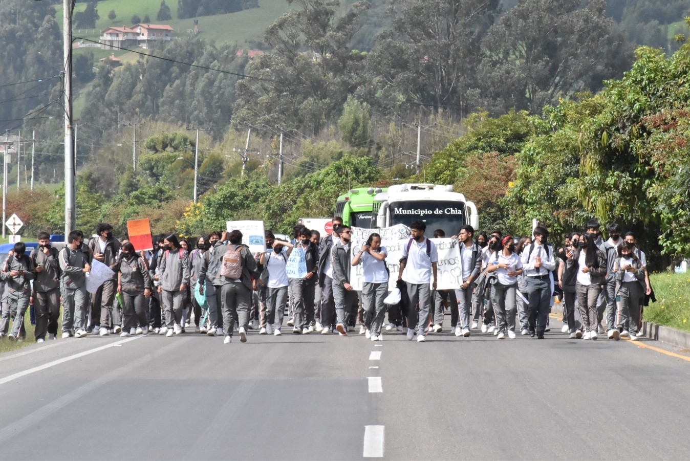 Por falta de agua estudiantes de Zipaquira bloquearon las principales vias del municipio