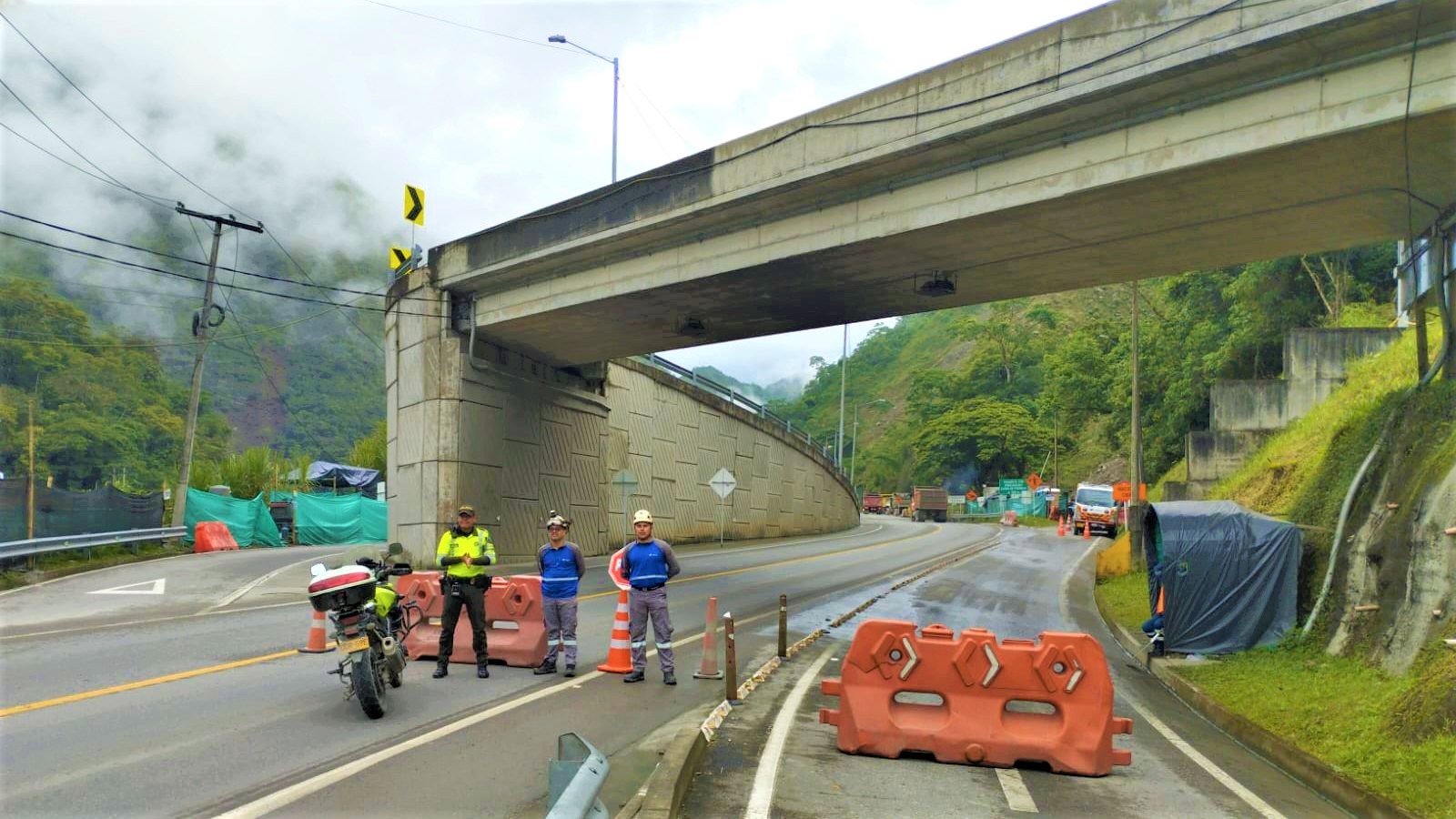Continua el cierre temporal en la via Bogota Villavicencio por labores de remocion y limpieza1