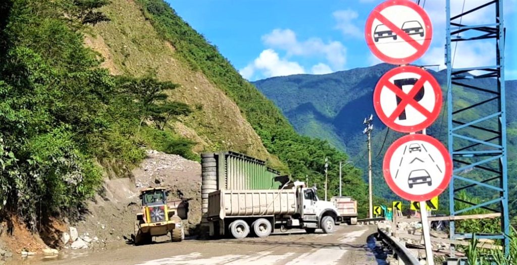 Continua el cierre temporal en la via Bogota Villavicencio por labores de remocion y limpieza2