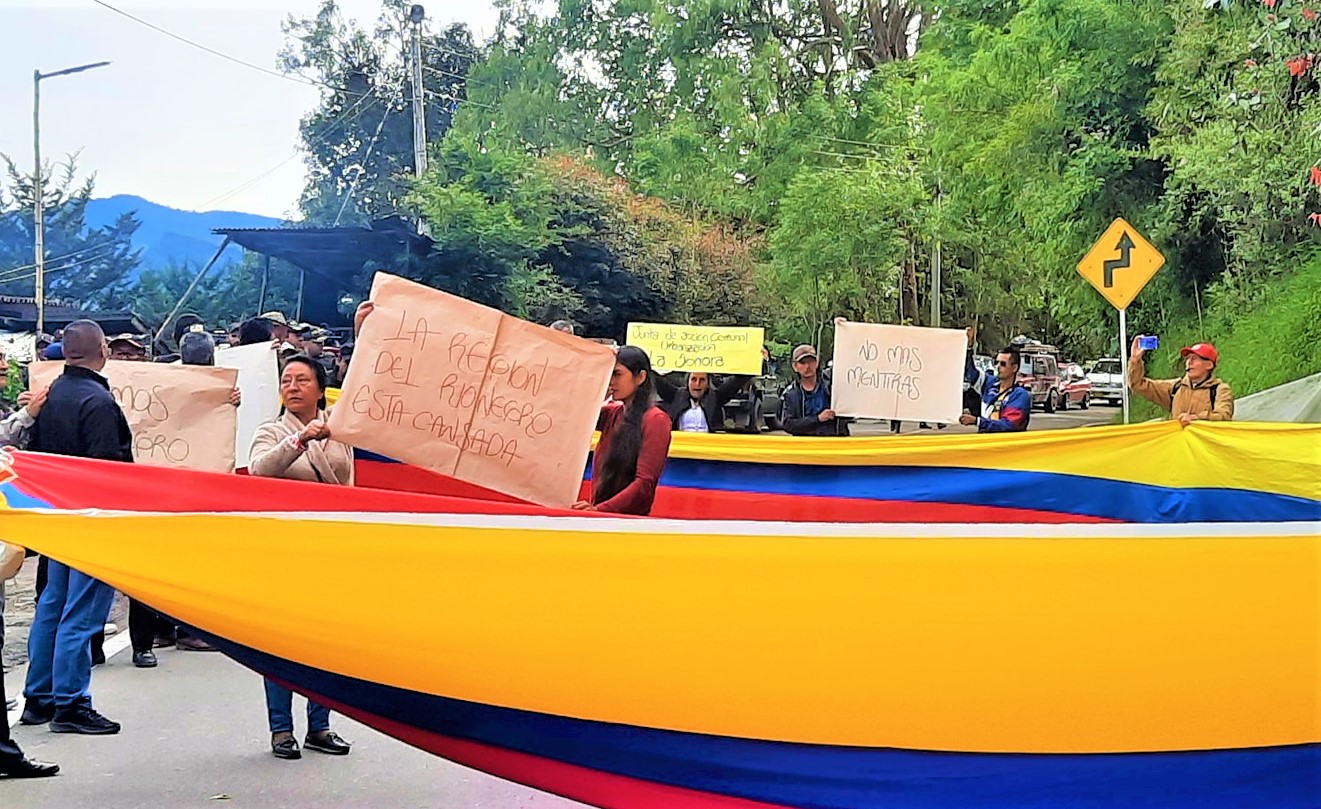 En la via Zipaquira Pacho campesinos protestan pacificamente por mejoras viales y oportunidades