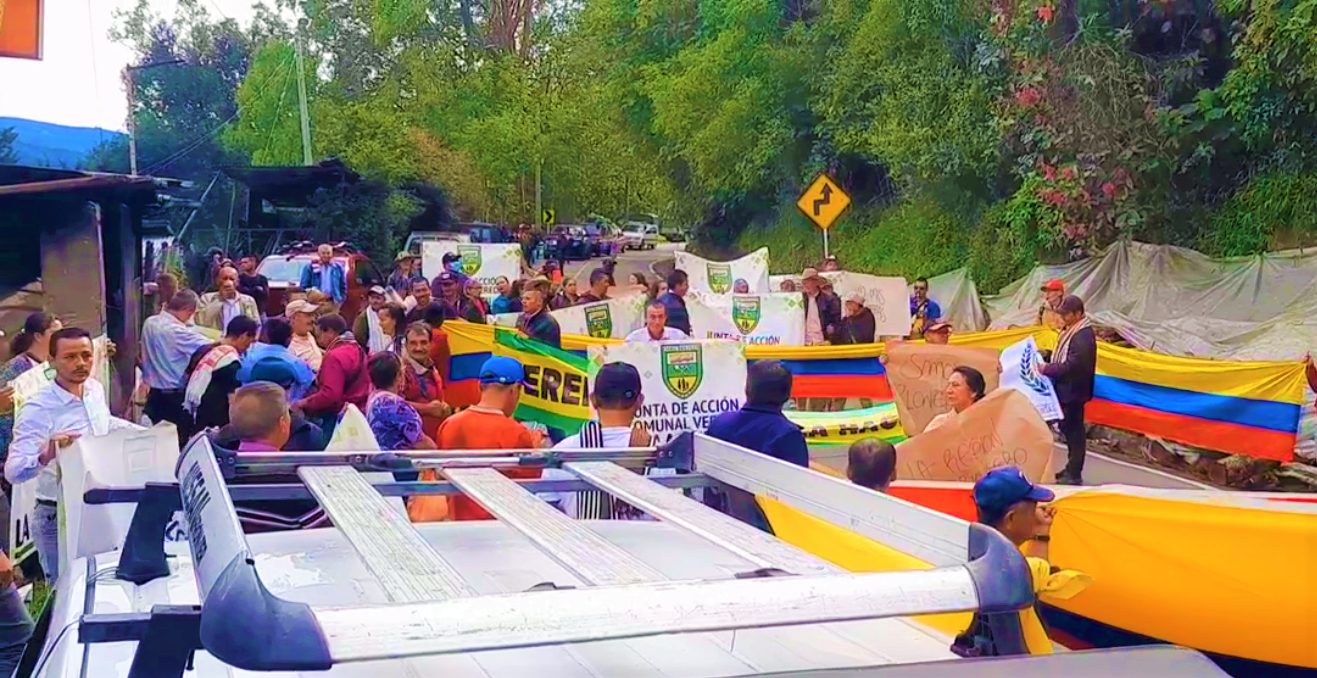 En la via Zipaquira Pacho campesinos protestan pacificamente por mejoras viales y oportunidades2