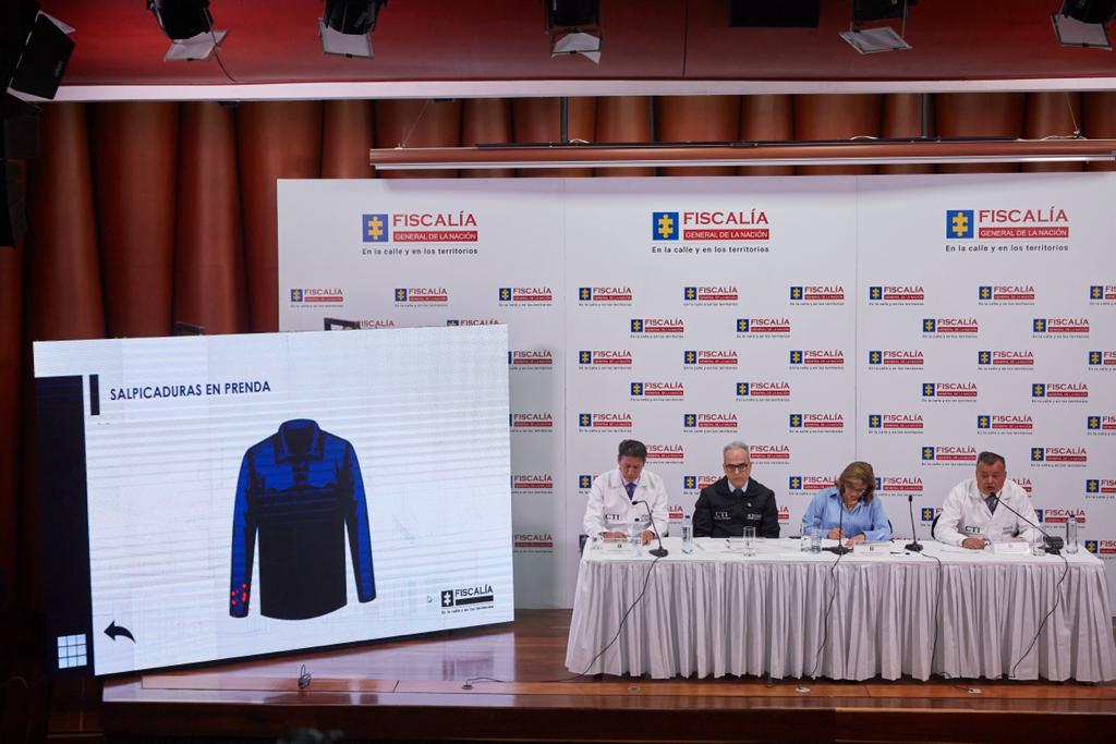 En la fotografía: la Vicefiscal General de la Nación, Martha Janeth Mancera acompañada por el director del CTI, Alberto Acevedo Quintero, y expertos forenses y físicos