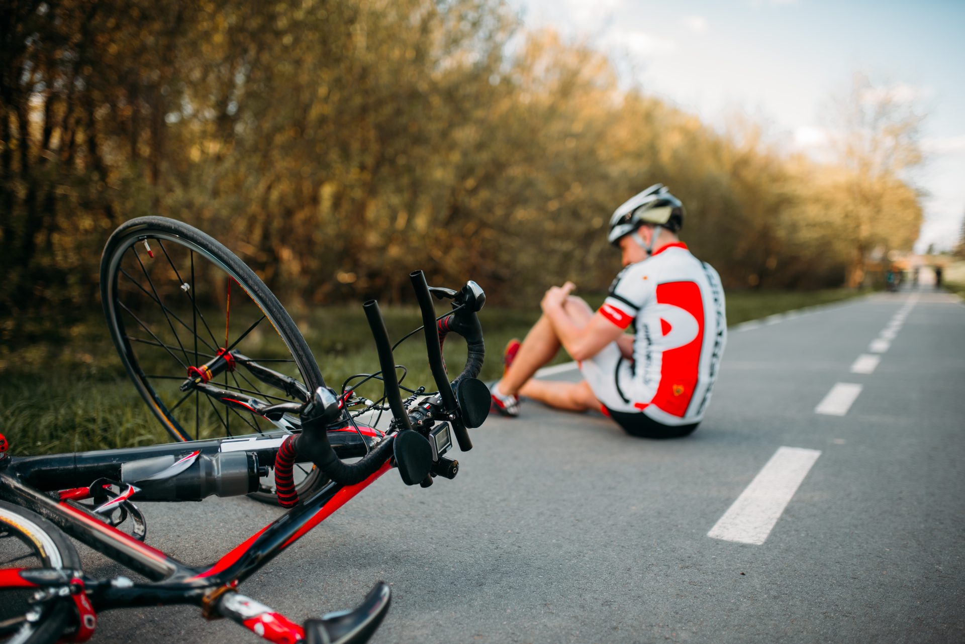 male bycyclist fell off bike and hit his knee 2021 08 26 16 26 31 utc
