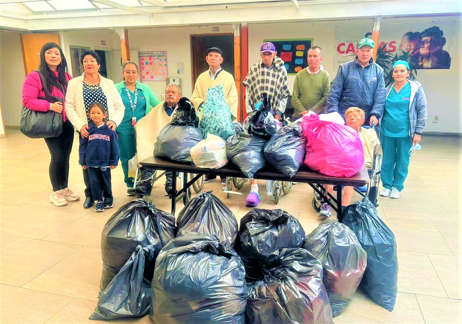 Comunidad educativa del Jardin El Principito lleva alegria a abuelitos de la Fundacion Canitas Saludables