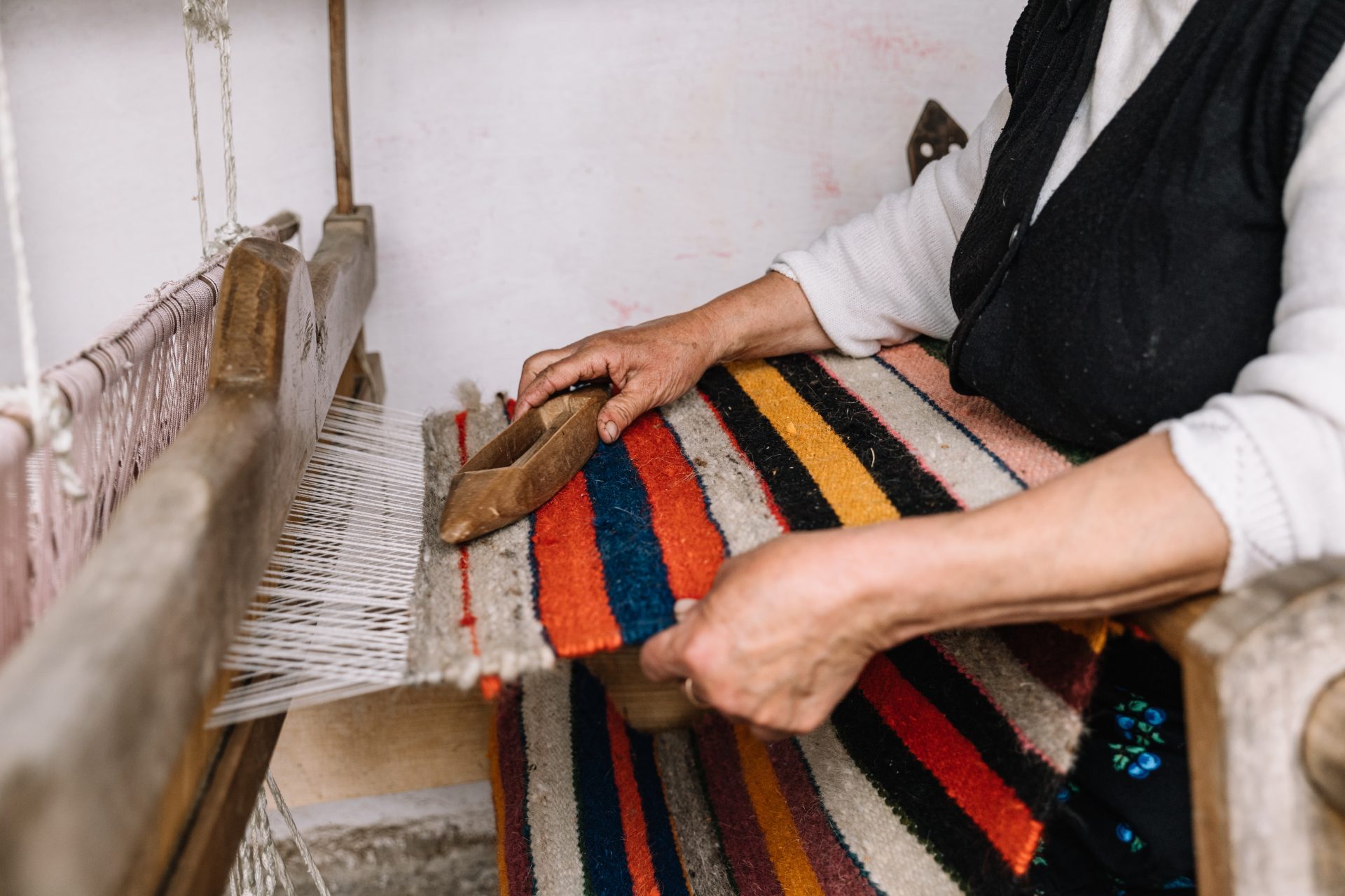 woman is woving a carpet at an authentic tradition 2022 11 16 00 54 39 utc