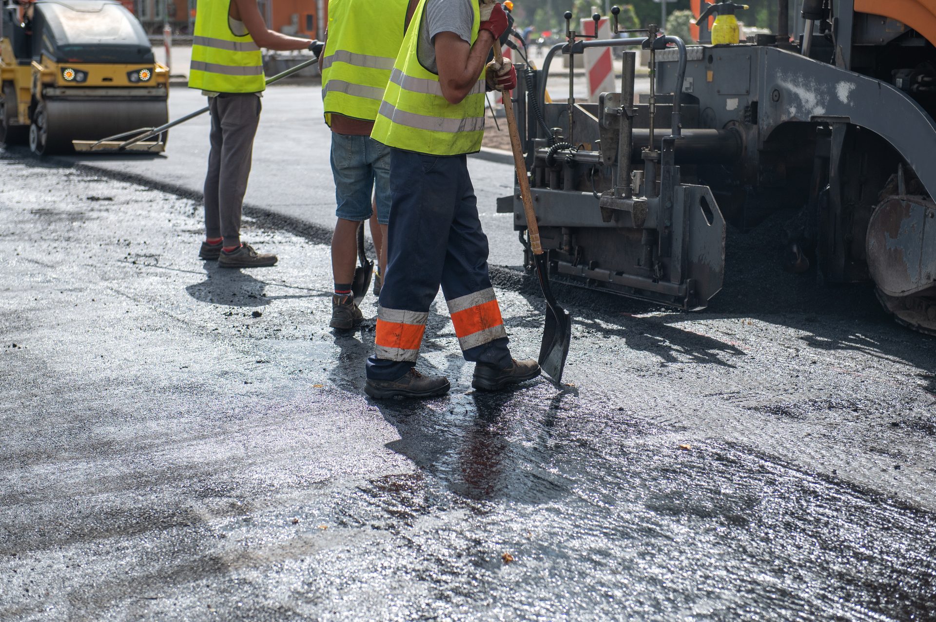 workers operating asphalt paver machine during roa 2022 12 03 02 57 07 utc