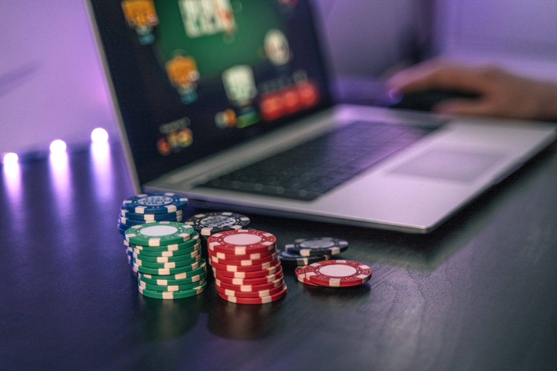 young man play online poker in laptop 2022 07 12 14 36 13 utc