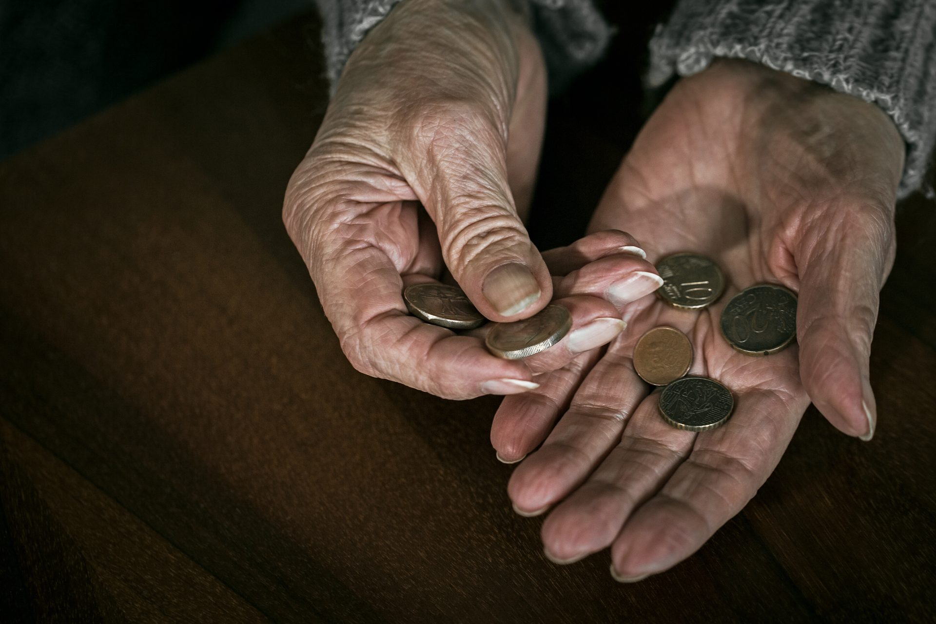 pensioner counting money into her hands 2022 04 19 01 33 34 utc