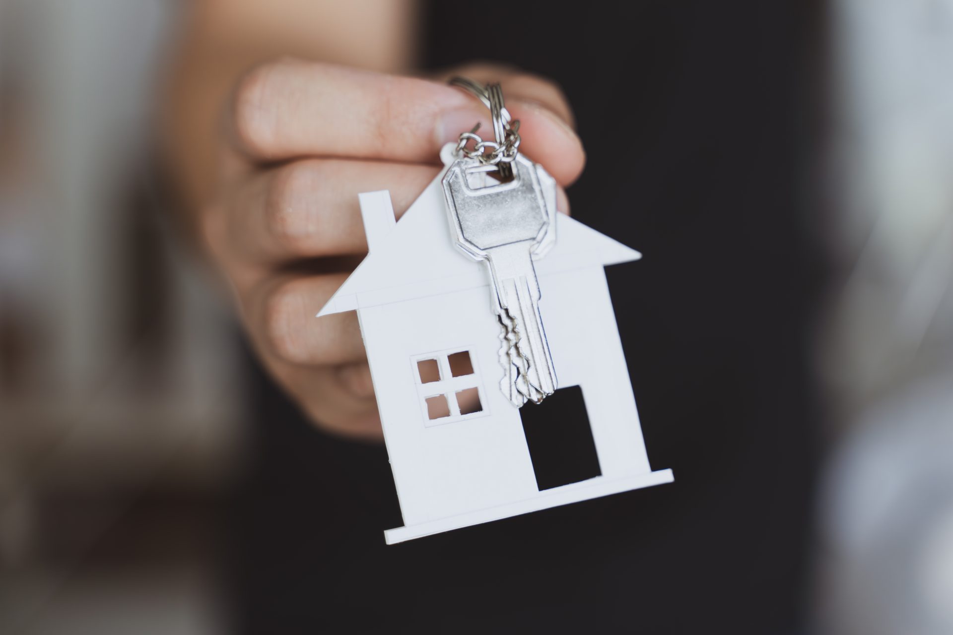 hand holding the key and home shaped keychain mor 2023 11 27 05 29 05 utc