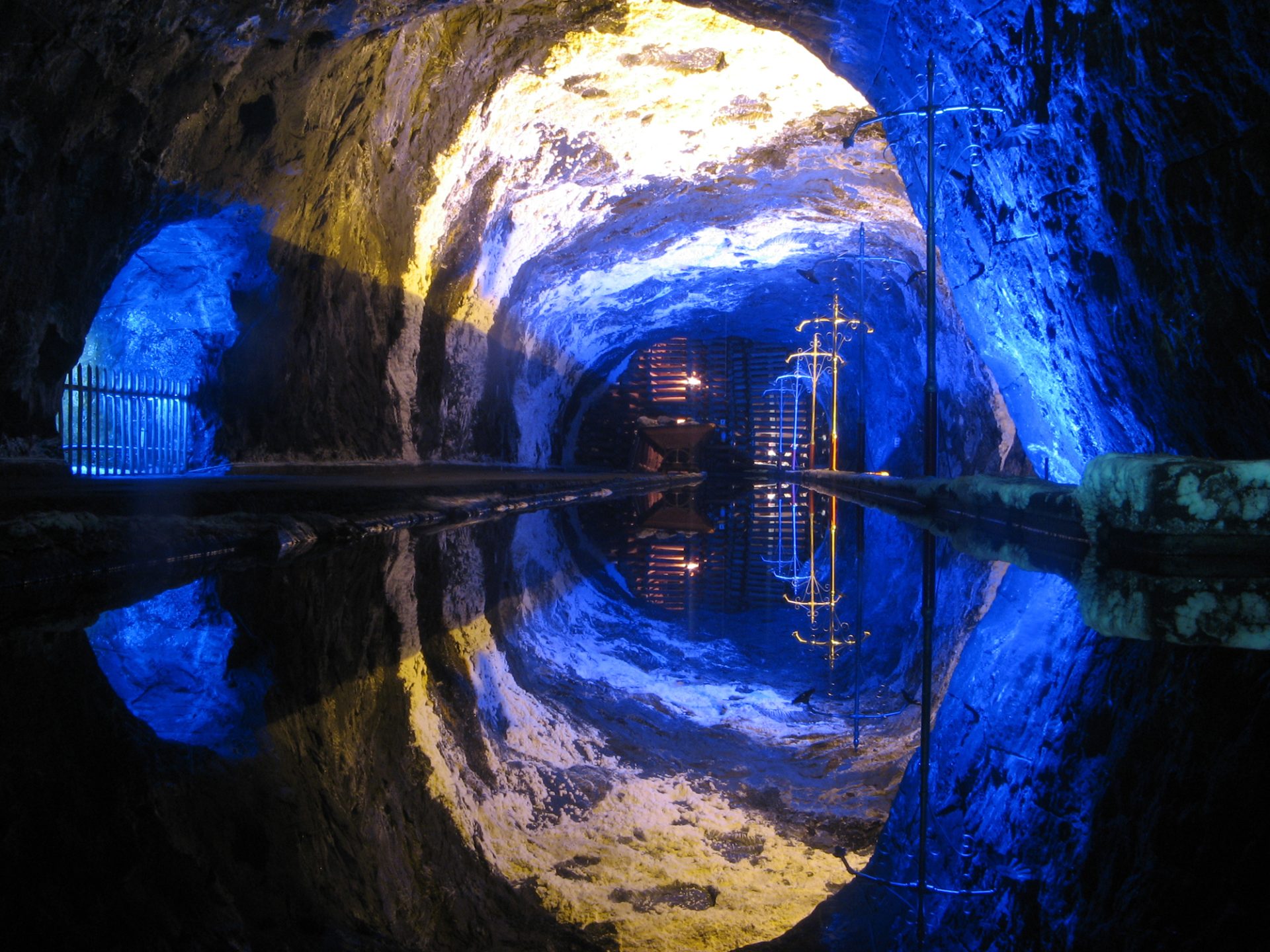 Agua con Sal Espejo Magico en Mina de Sal de Nemocon Fot O. Arias
