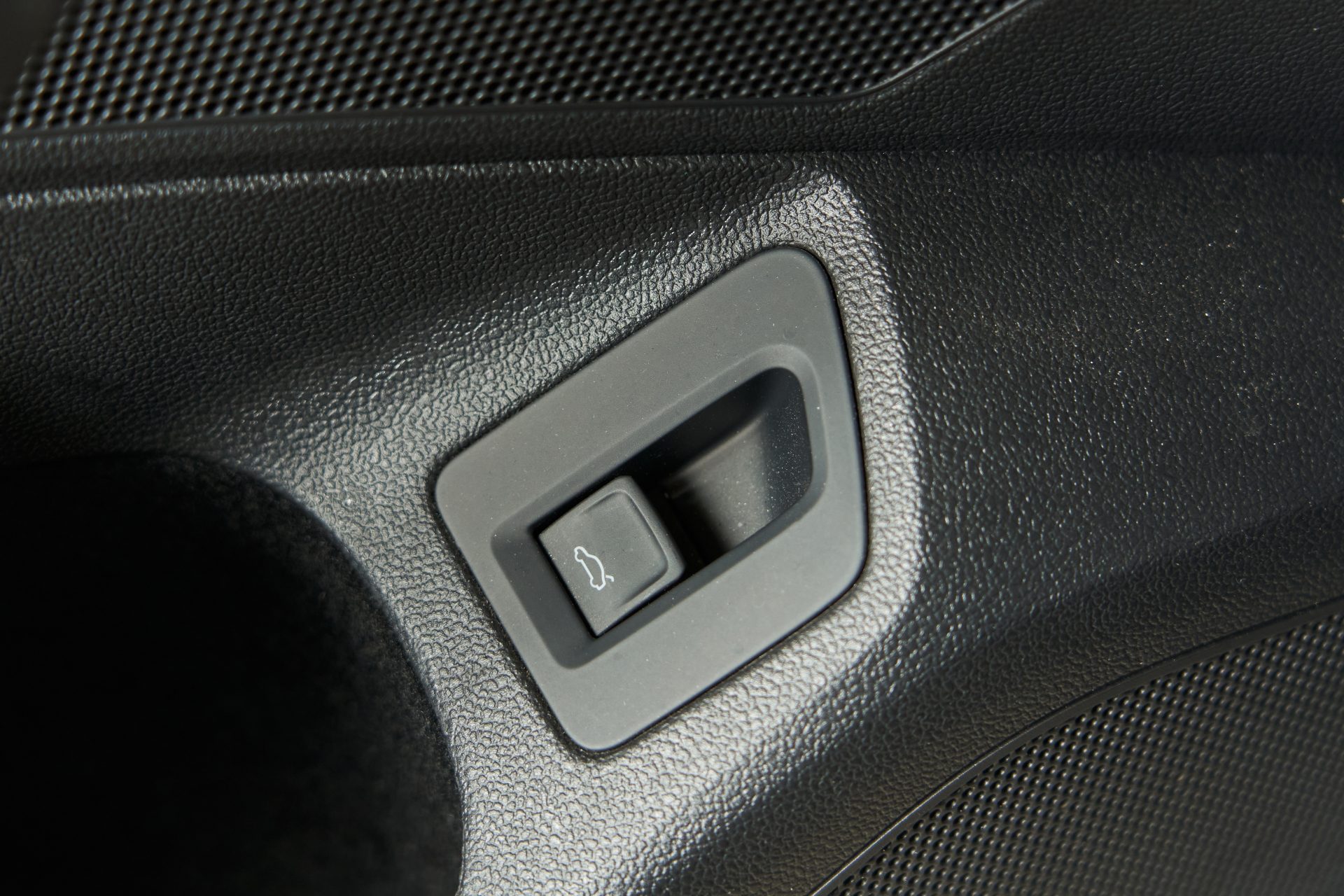 button for opening the car trunk on the inner lini 2023 11 27 05 07 27 utc
