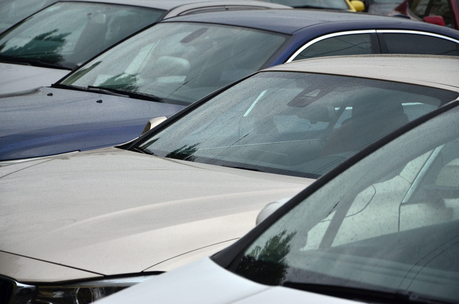 roofs of several cars a lot of cars stand close a 2023 11 27 05 06 27 utc
