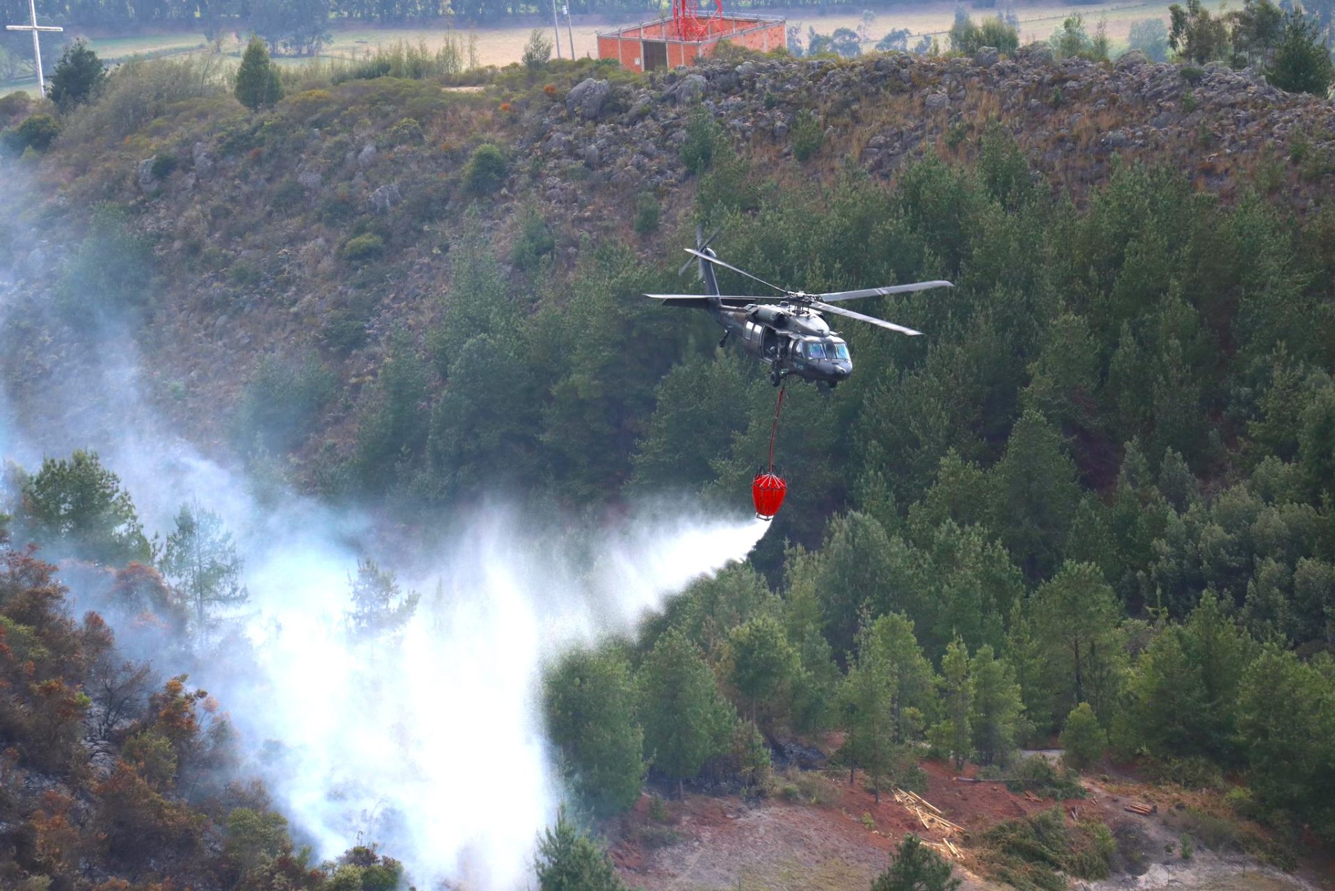 Fuerza Aeroespacial Colombiana apoyo el operativo contra incendio forestal en Cucunuba
