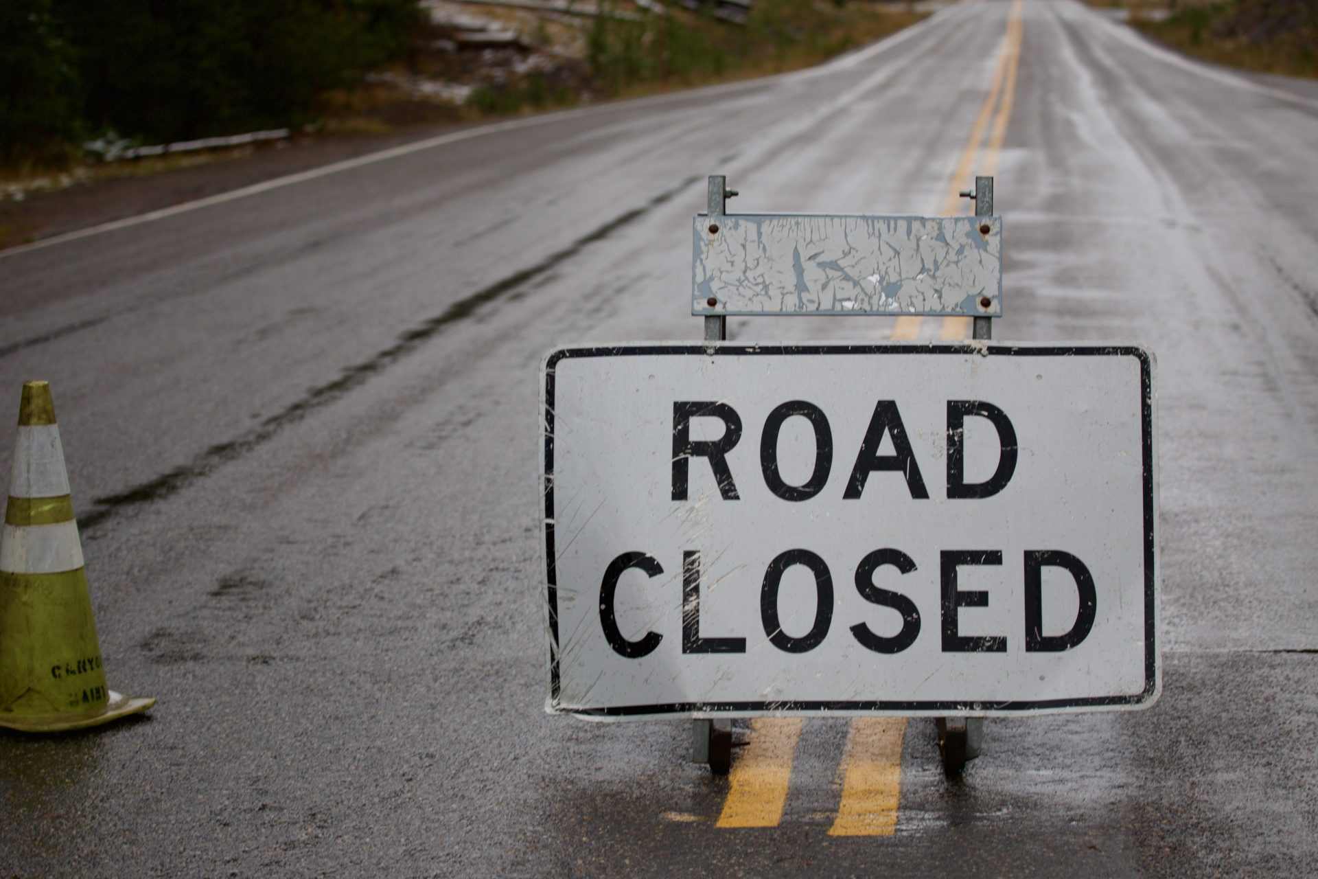 road closed sign on the street in yellowstone park 2023 11 27 05 24 02 utc