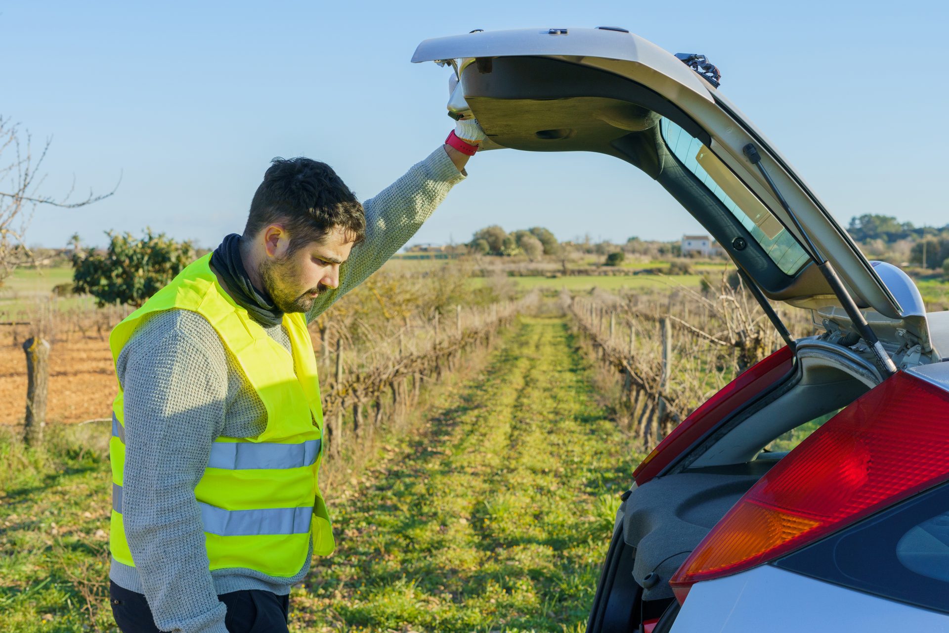 service man opening trunk of car 2023 11 27 05 36 08 utc