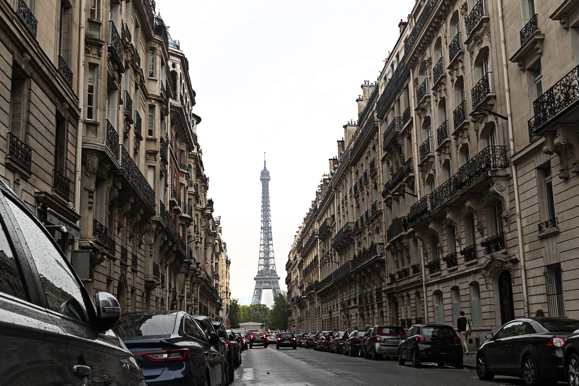 view of eiffel tower from paris city street 2023 11 27 05 01 54 utc