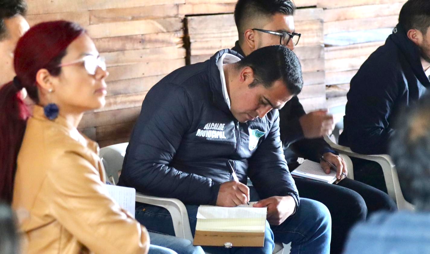 Alcaldia de Tabio lidera alianza ante desafios ambientales de torres de energia en zonas rurales