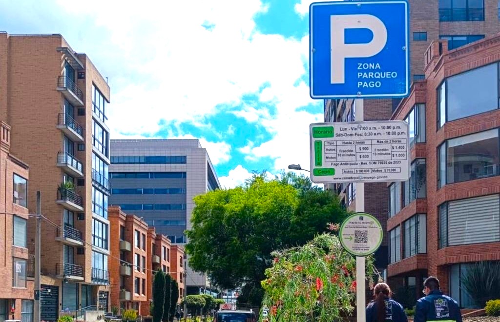 Aumentan tarifas de estacionamiento regulado en vias publicas de Bogota