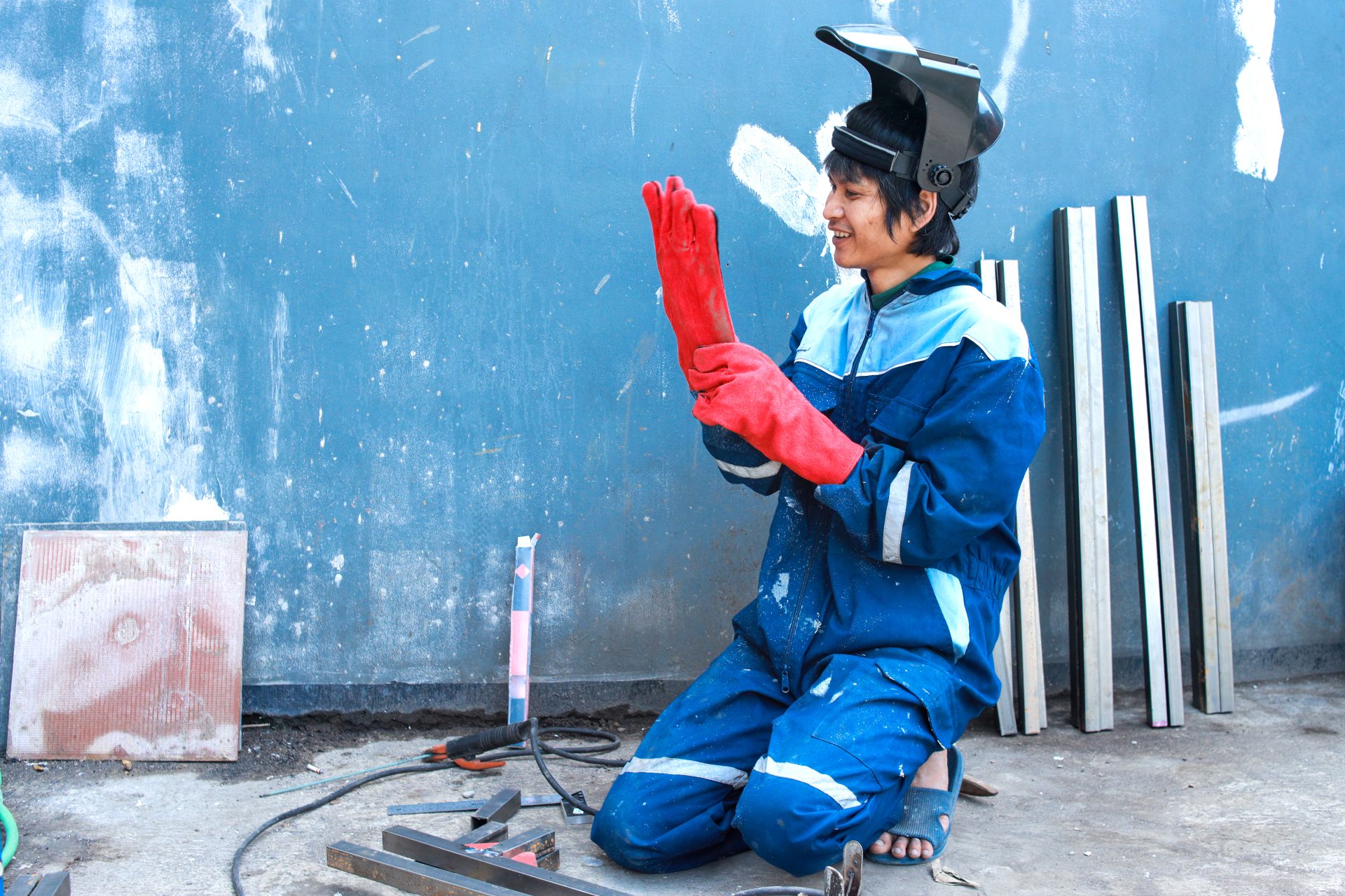 labor wearing safety gloves 2024 01 28 13 05 32 utc