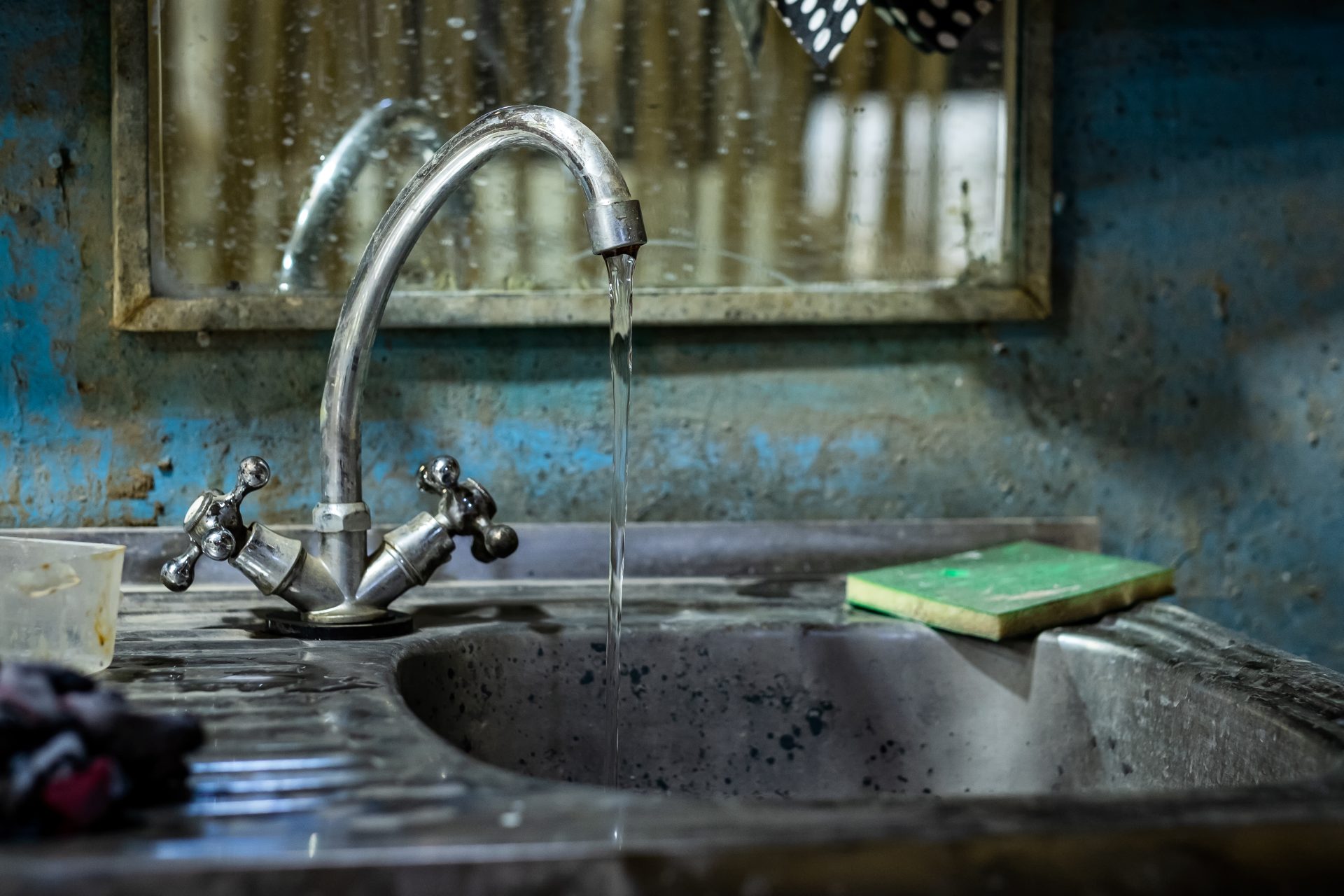 dirty little wash basin for hands rusty water flo 2023 11 27 04 53 25 utc