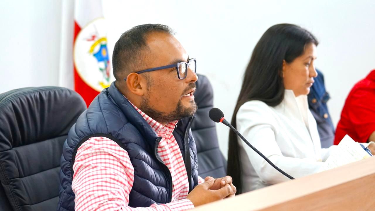 En la fotografía, el ponente del proyecto de acuerdo, concejal Jonathan Vela. A su izquierda la presidente de la Corporación, Jazmín Olarte.