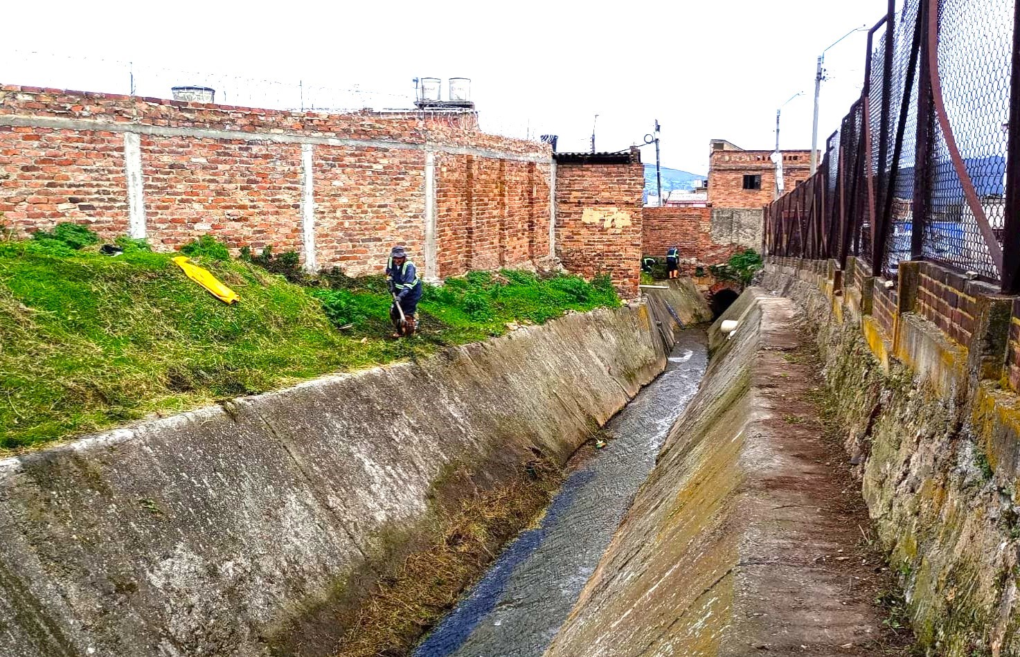 EPZ realiza importante limpieza de la Quebrada La Artesa para proteger prevenir inundaciones2