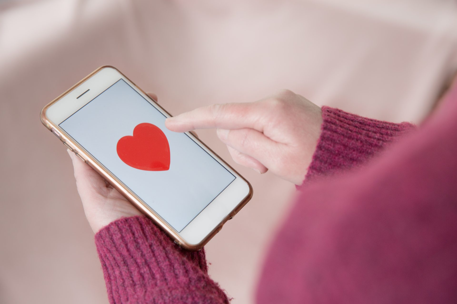 a single girl looking for love by tapping a love h 2023 11 27 05 24 09 utc
