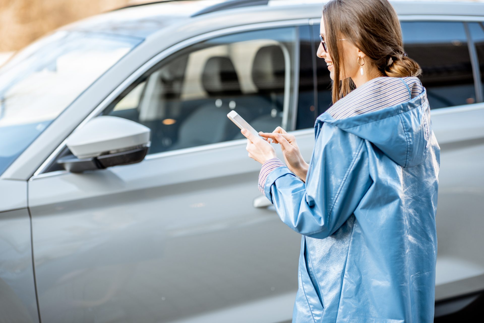 woman controlling car through the smartphone 2023 11 27 05 16 54 utc