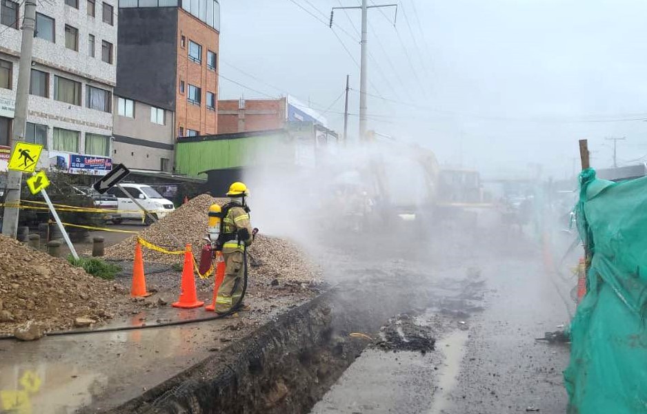 Bomberos Zipaquira atendieron emergencia por la ruptura de tuberia de gas en el barrio La Paz1