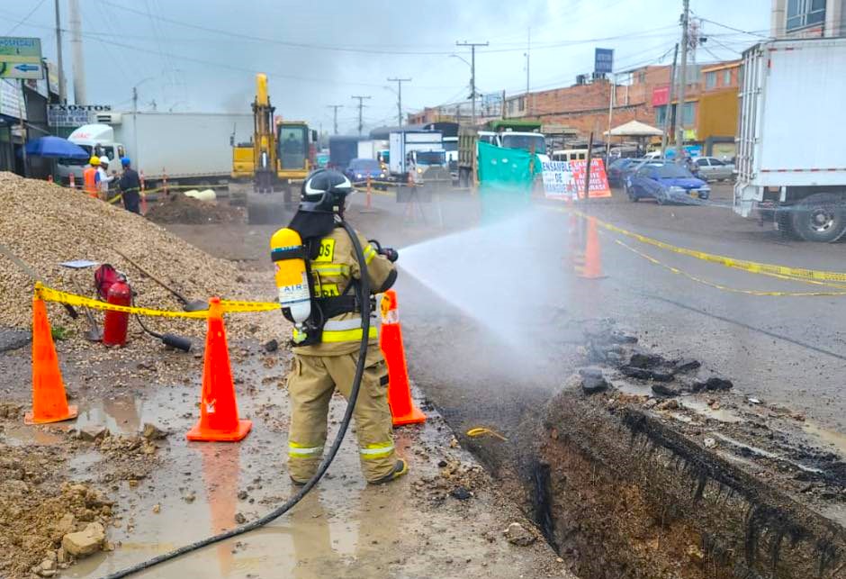 Bomberos Zipaquira atendieron emergencia por la ruptura de tuberia de gas en el barrio La Paz2