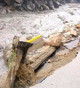 En la Transversal del Sisga la creciente del rio Lengupa causa perdida de banca y cierre total1