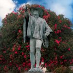 Escultura de Bolivar custodiada por eucalipto rojo en Zipaquira