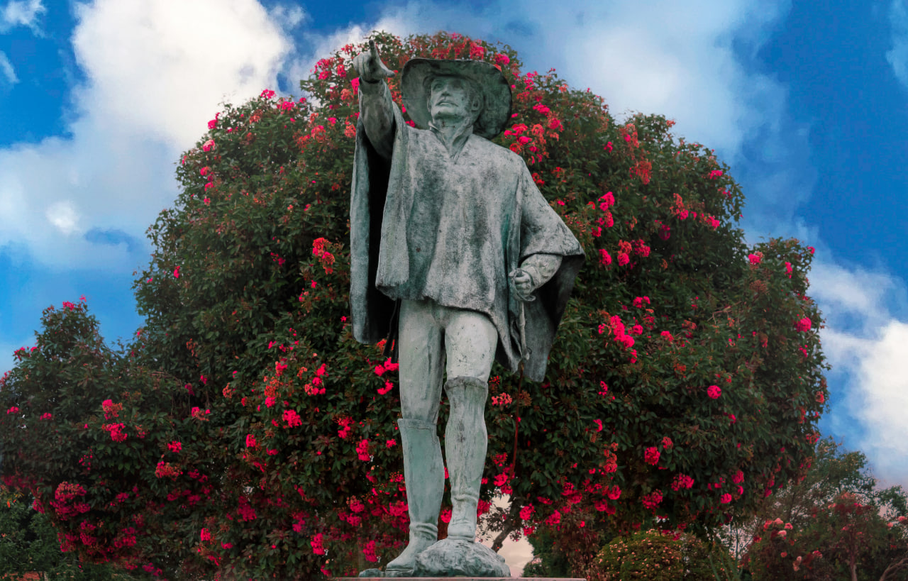 Escultura de Bolivar custodiada por eucalipto rojo en Zipaquira