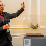 Gustavo Petro declara sombrero de Carlos Pizarro como Patrimonio Cultural de Colombia1