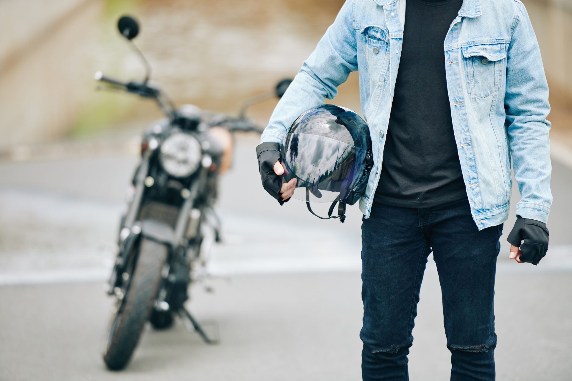 motorcyclist with helmet 2023 11 27 05 21 56 utc