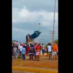 Derrumban estatua de Hugo Chavez en Coro como protesta contra regimen de Maduro
