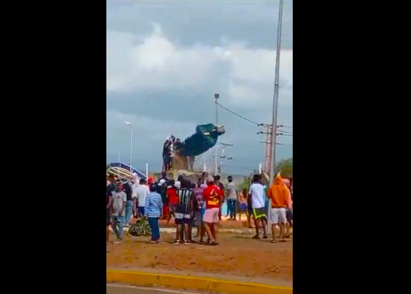Derrumban estatua de Hugo Chavez en Coro como protesta contra regimen de Maduro