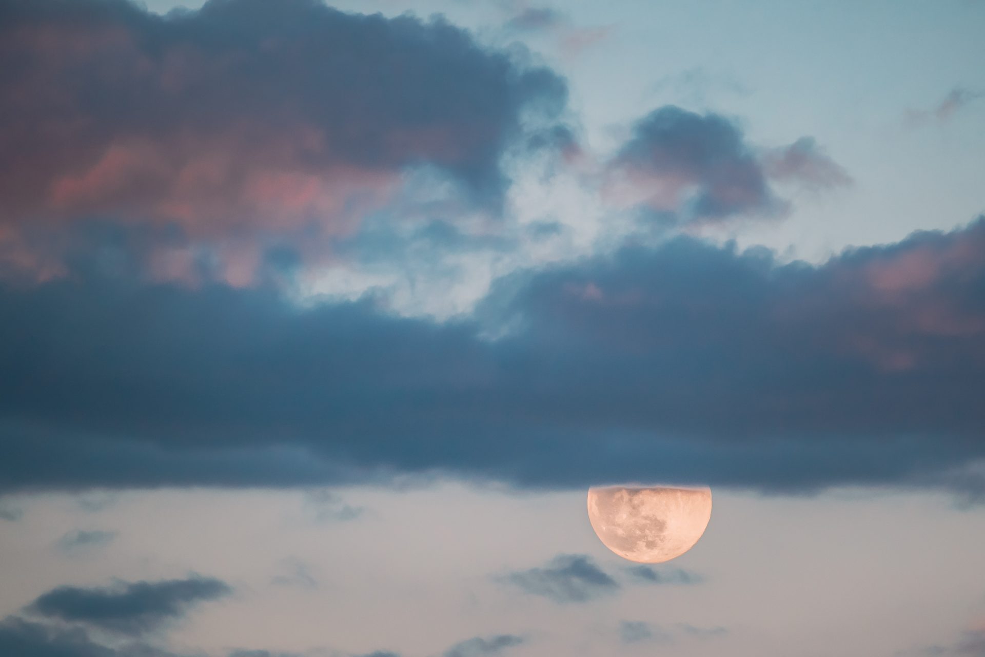full moon rising in cloudy evening sky full moon 2023 11 27 04 58 55 utc
