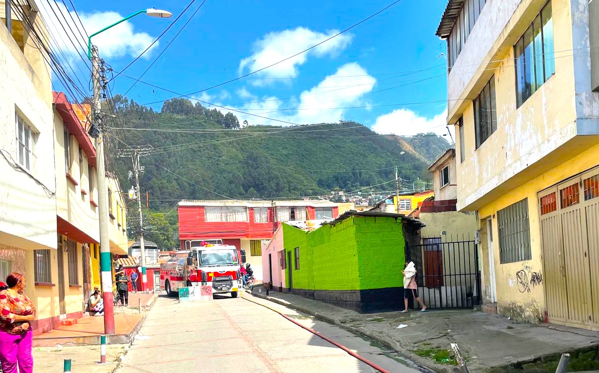 Bomberos controlan incendio en vivienda detras del Colegio Diocesano de Zipaquira2.1